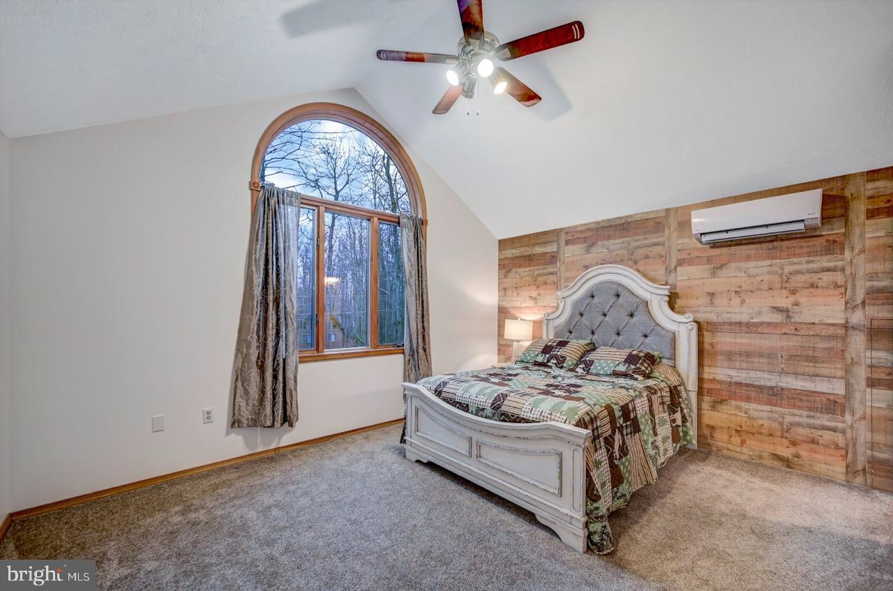 ARROWHEAD  LAKES - Residential