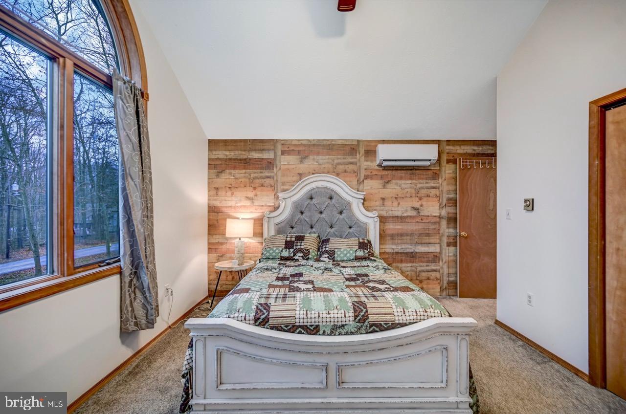 ARROWHEAD  LAKES - Residential