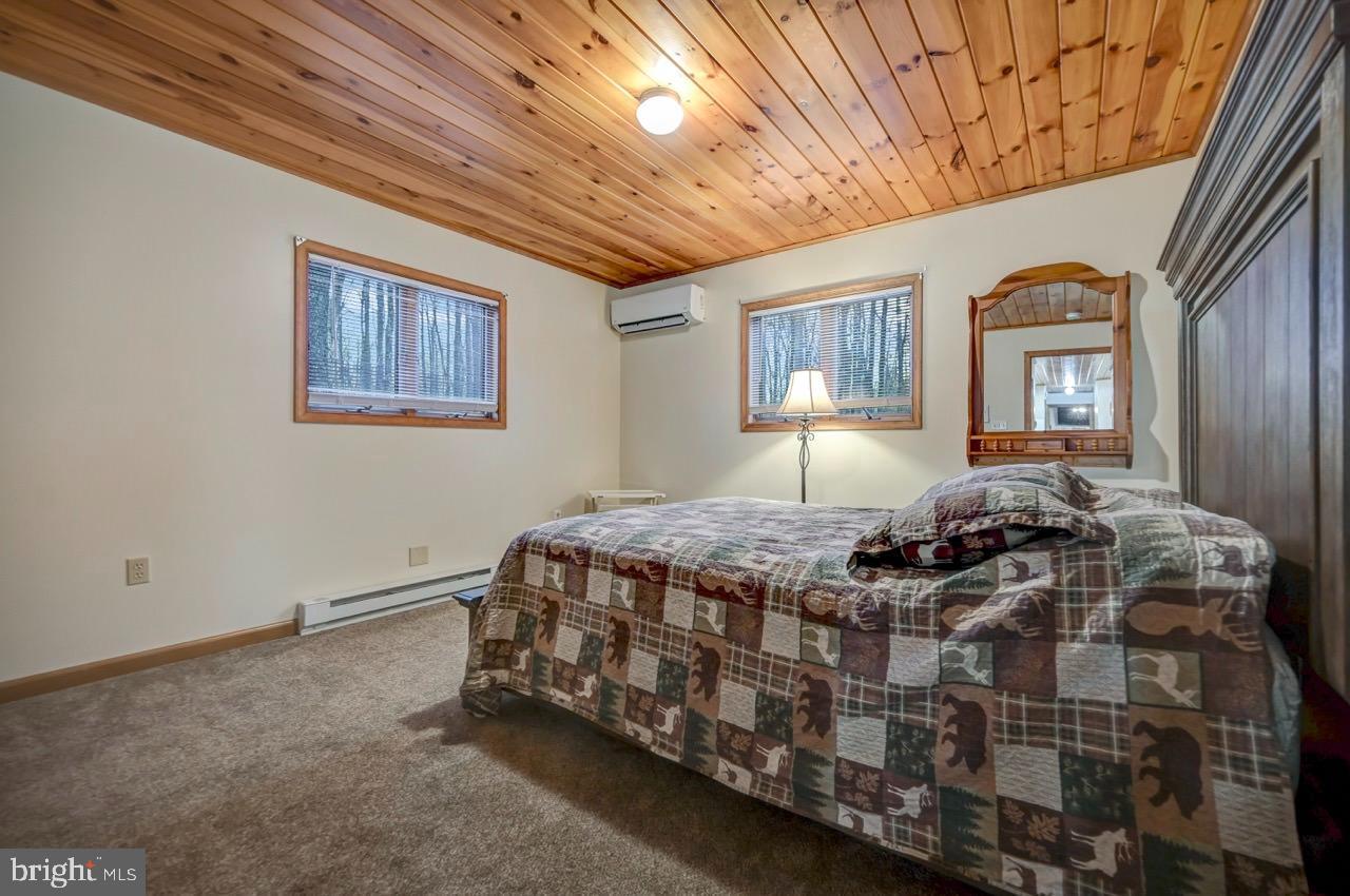 ARROWHEAD  LAKES - Residential