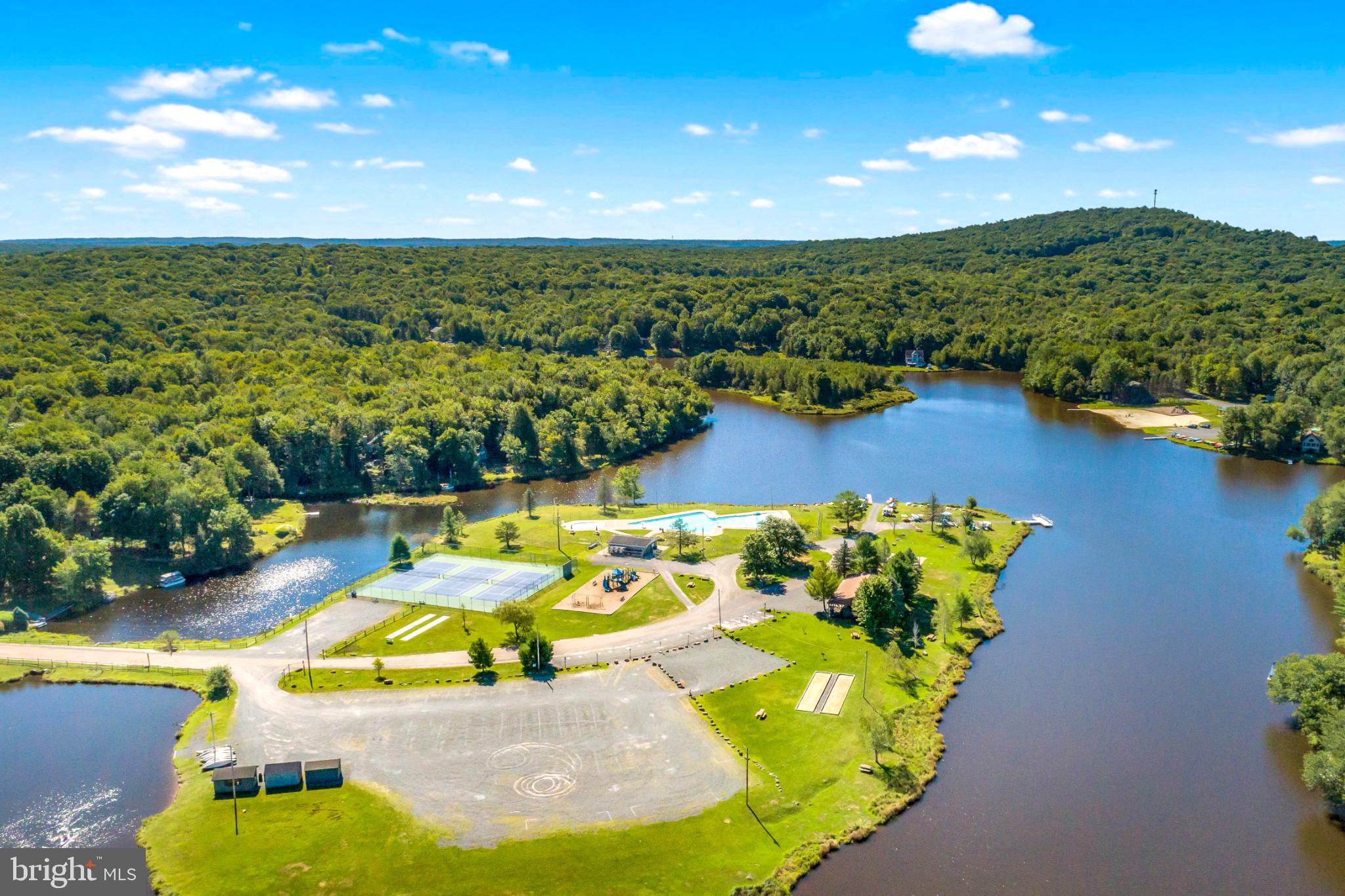 ARROWHEAD  LAKES - Residential