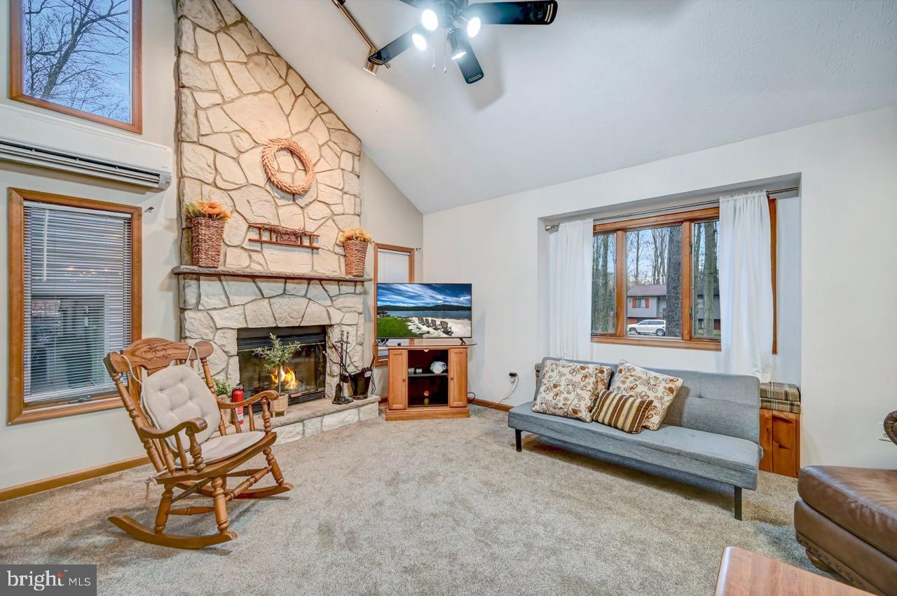 ARROWHEAD  LAKES - Residential