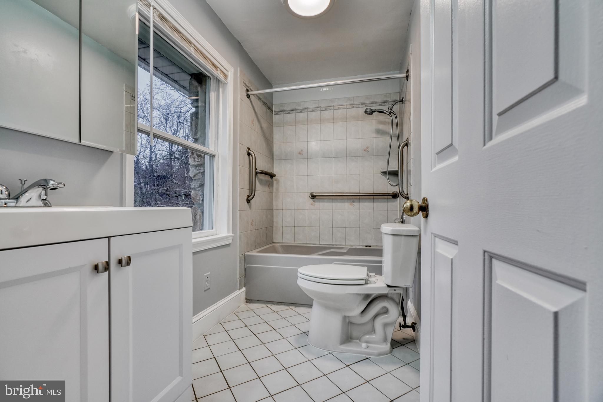 LAKE ROLAND - Residential Lease