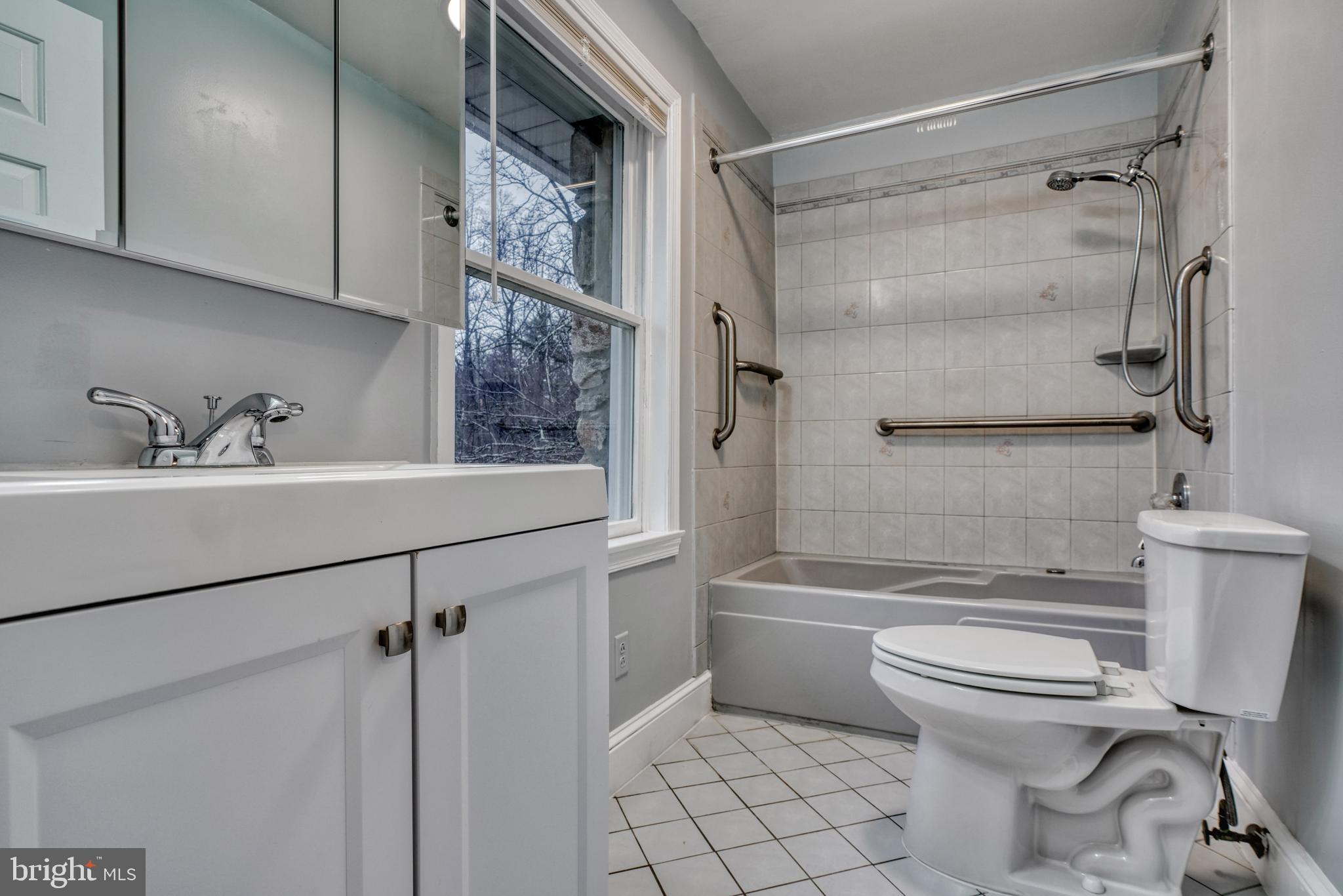 LAKE ROLAND - Residential Lease