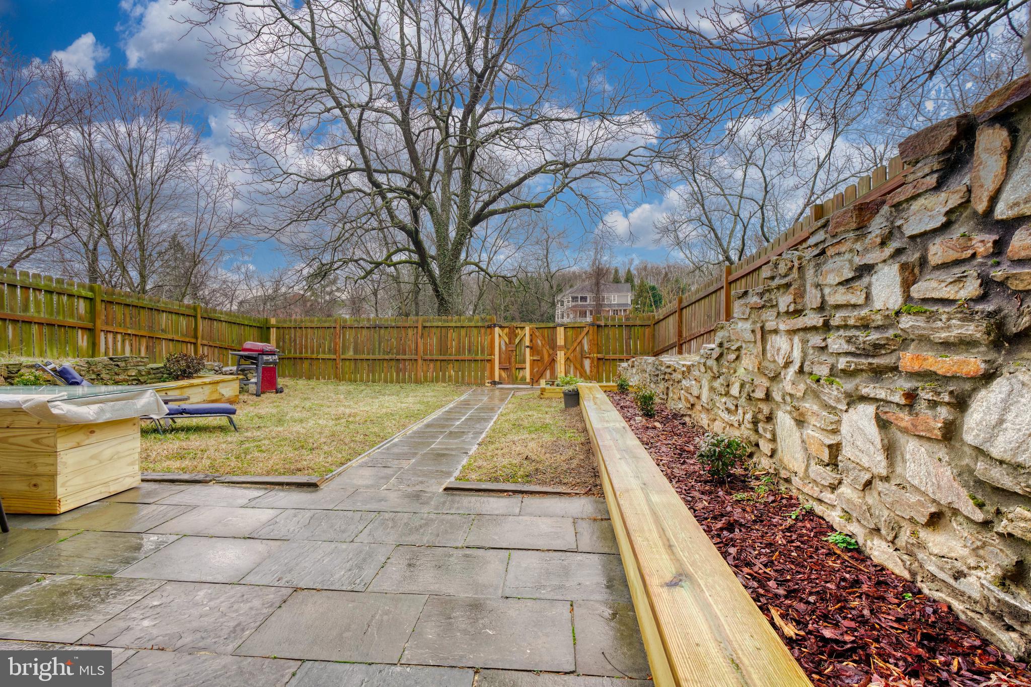 LAKE ROLAND - Residential Lease