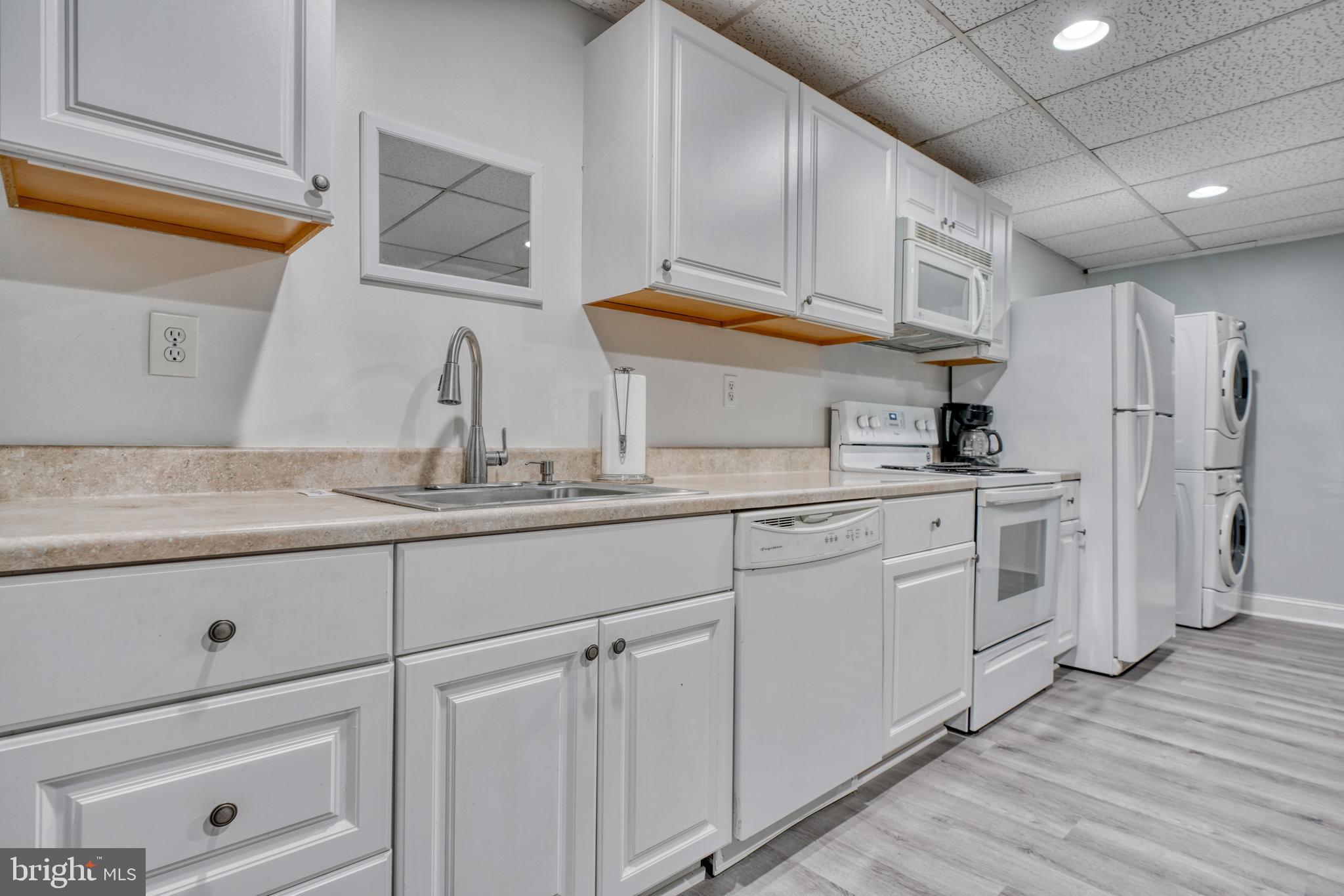 LAKE ROLAND - Residential Lease