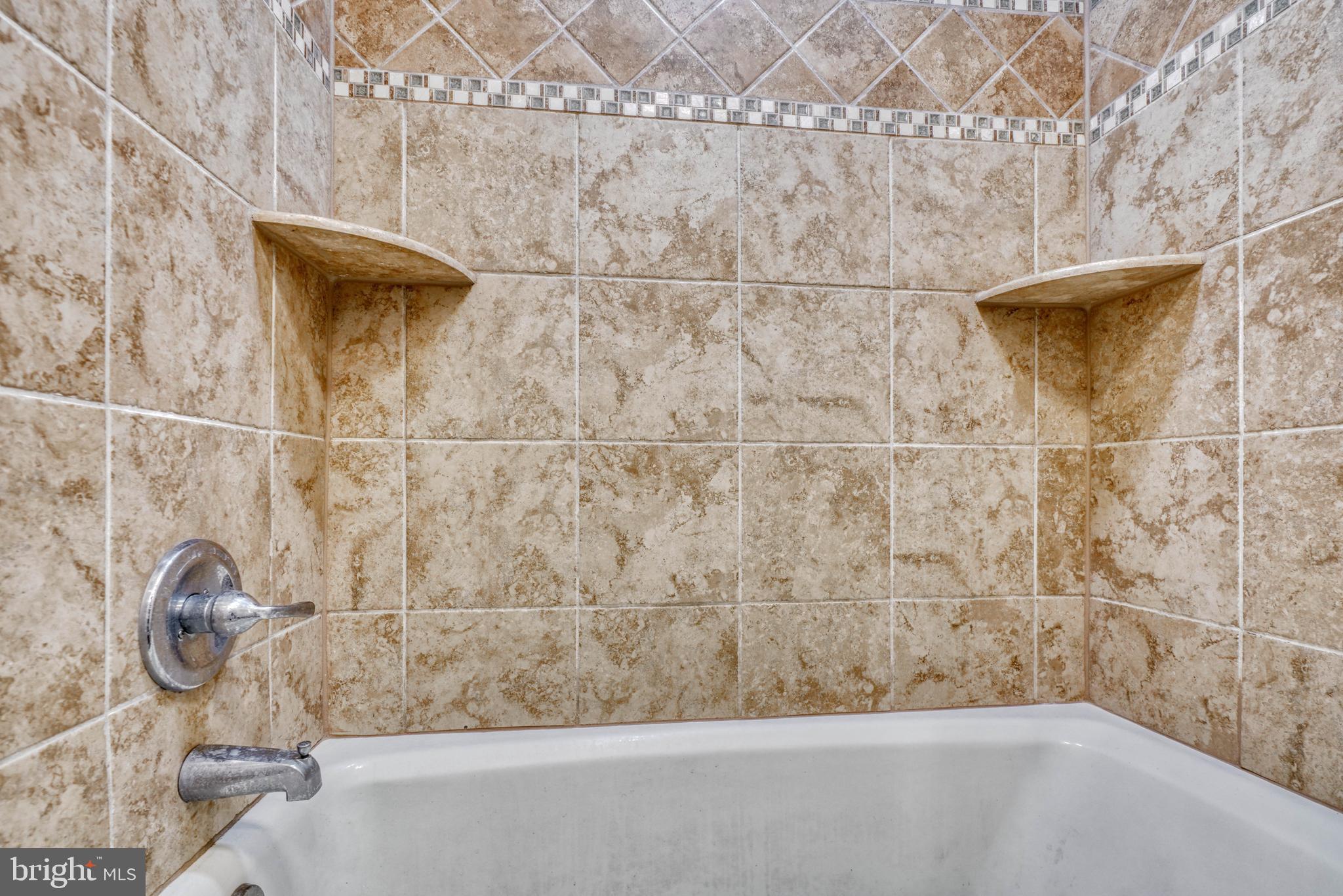 LAKE ROLAND - Residential Lease