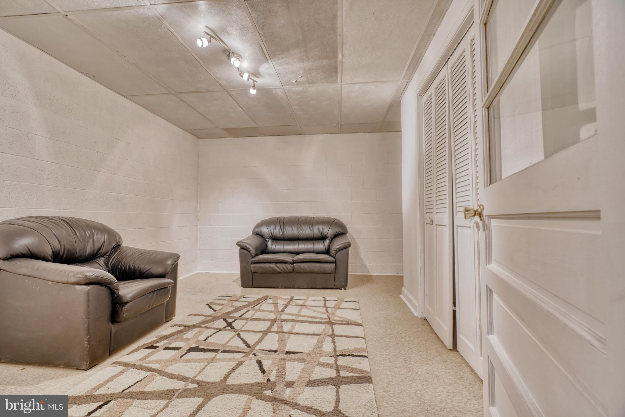 LAKE ROLAND - Residential Lease