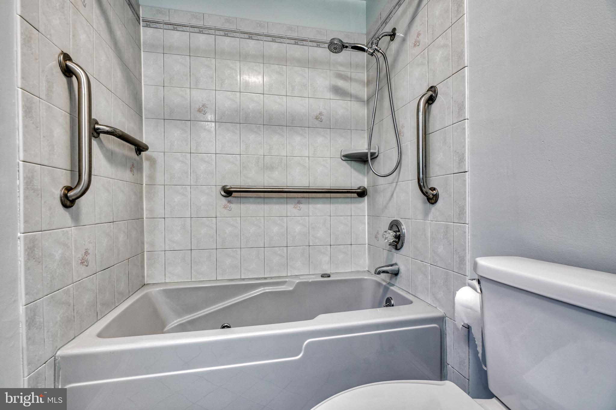 LAKE ROLAND - Residential Lease