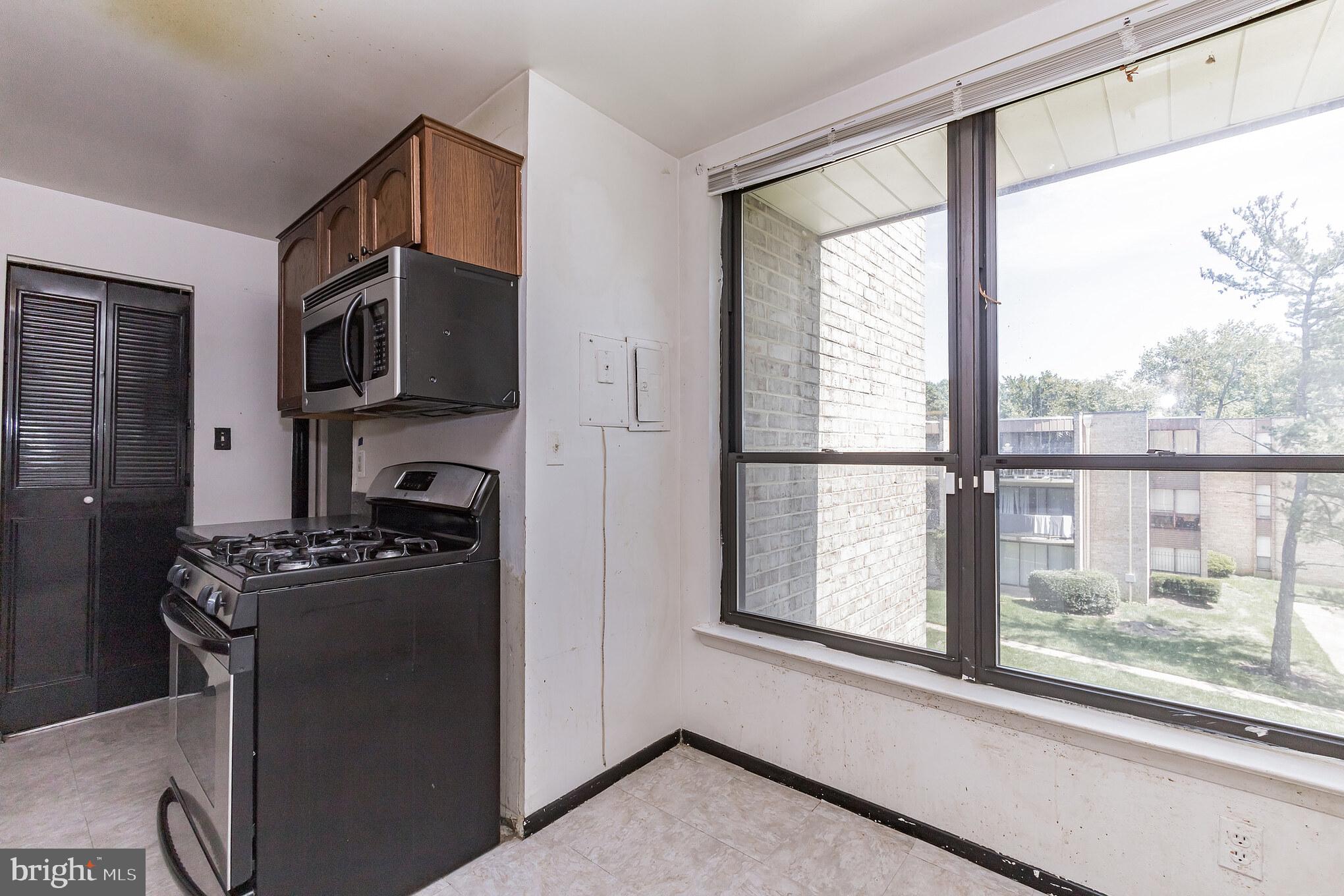 HUNTLEY SQUARE CONDOMINIUMS - Residential