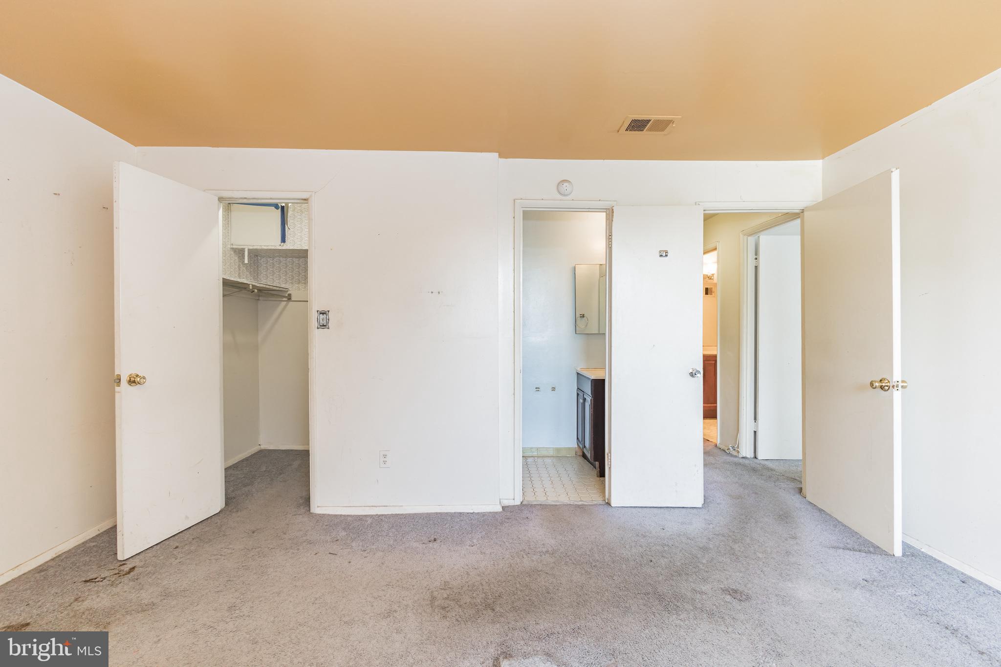 HUNTLEY SQUARE CONDOMINIUMS - Residential