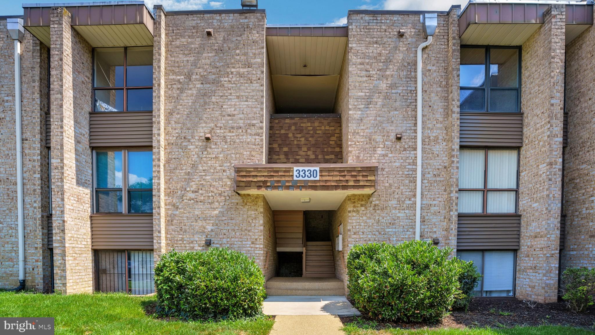 HUNTLEY SQUARE CONDOMINIUMS - Residential