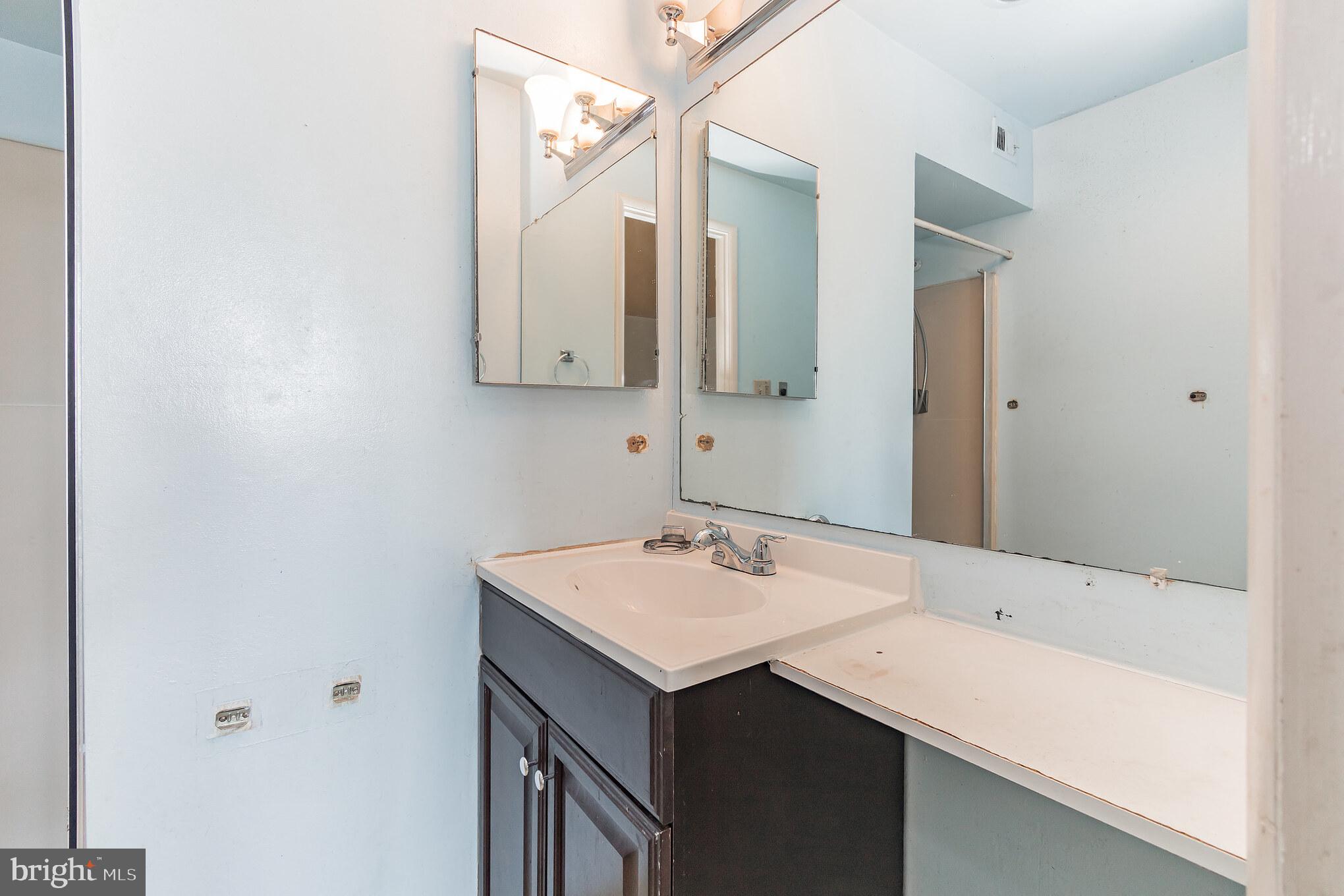 HUNTLEY SQUARE CONDOMINIUMS - Residential