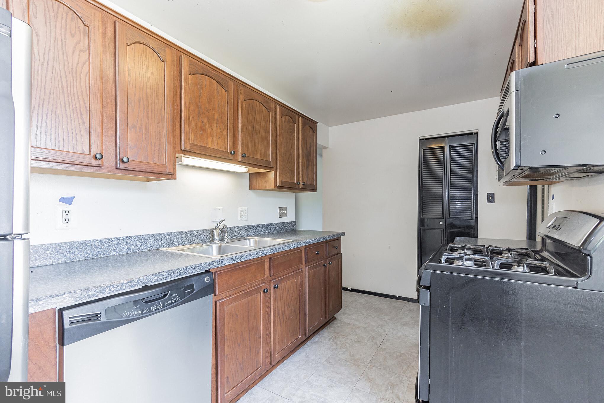 HUNTLEY SQUARE CONDOMINIUMS - Residential