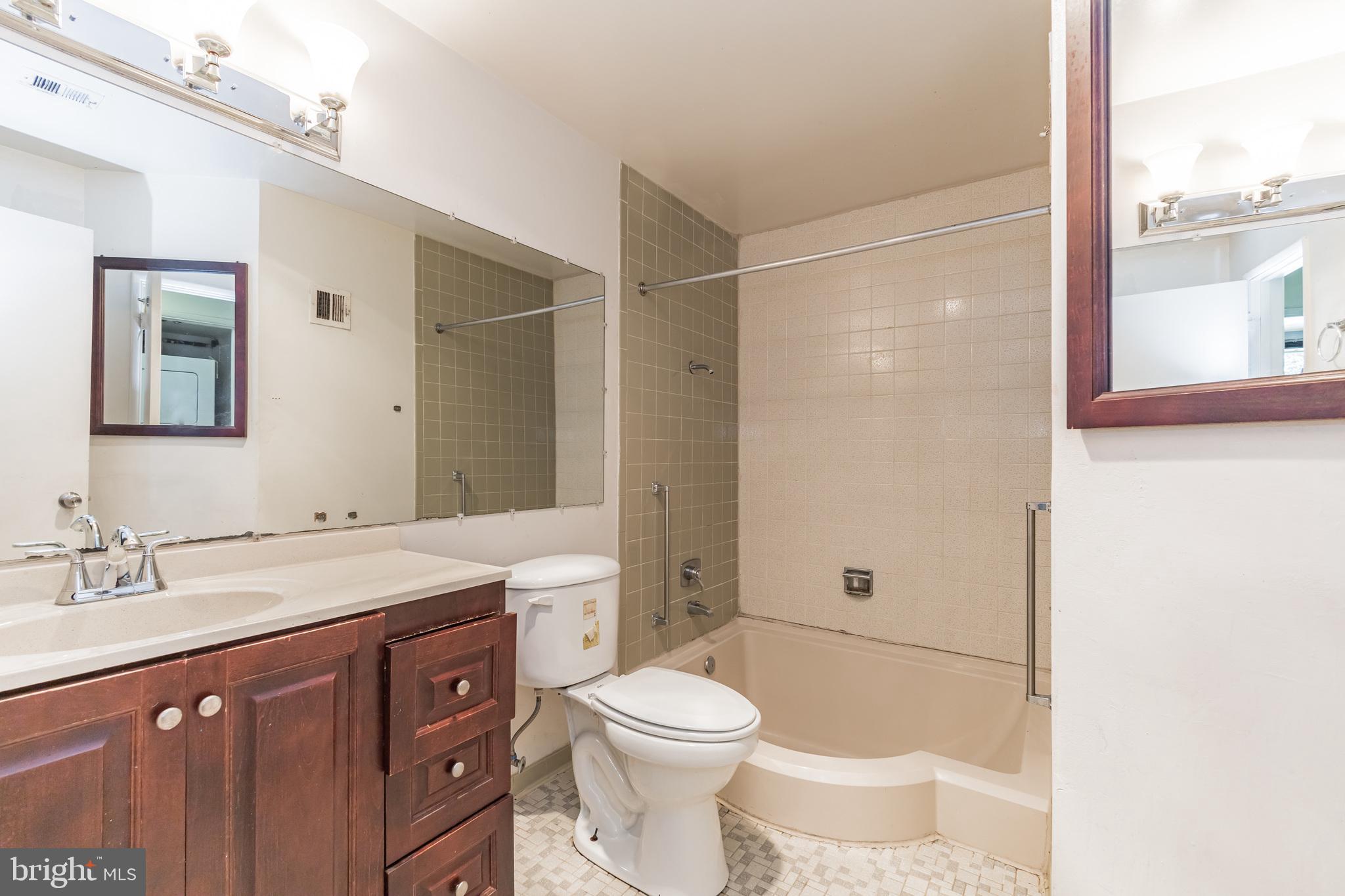 HUNTLEY SQUARE CONDOMINIUMS - Residential