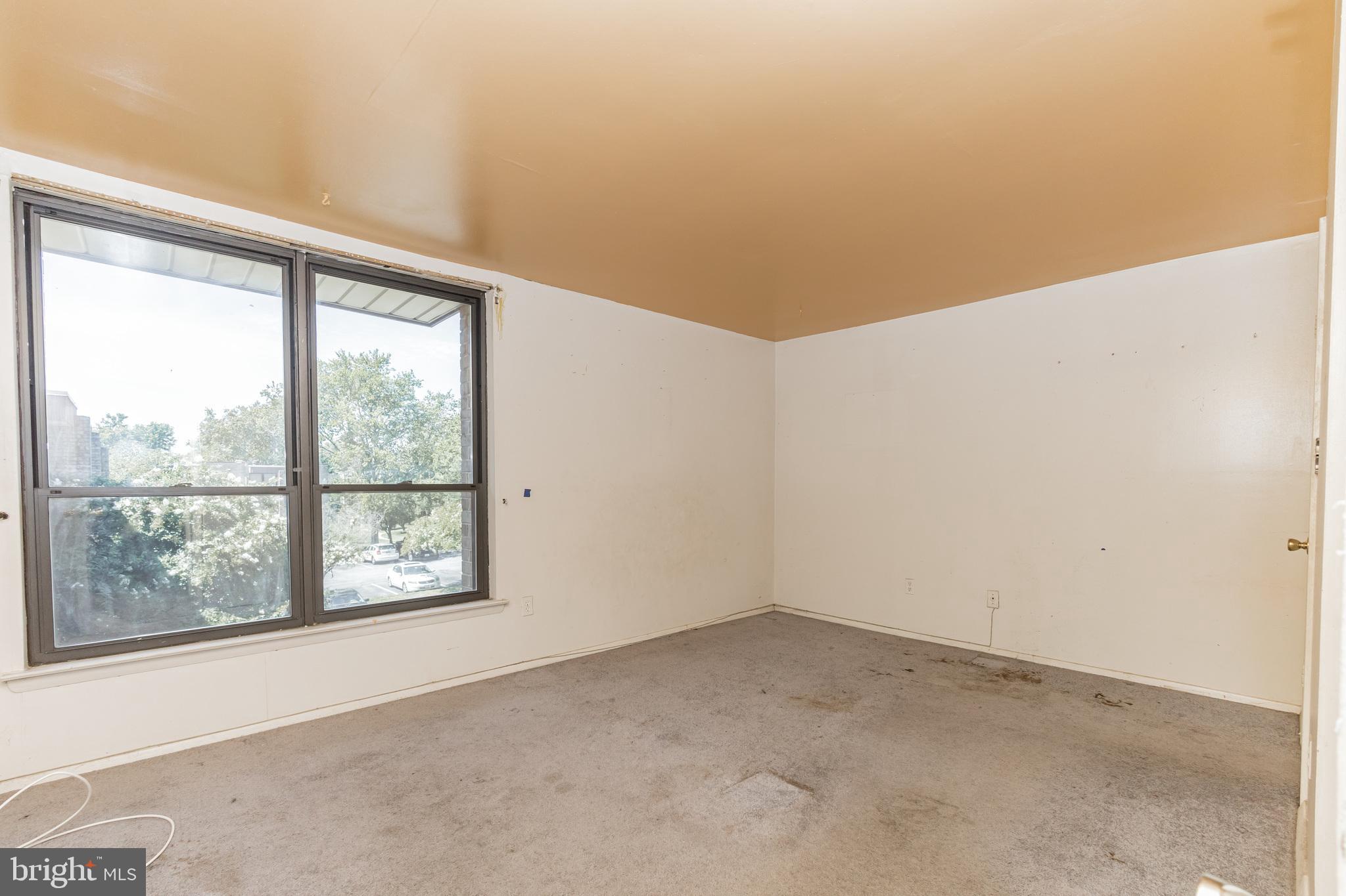 HUNTLEY SQUARE CONDOMINIUMS - Residential