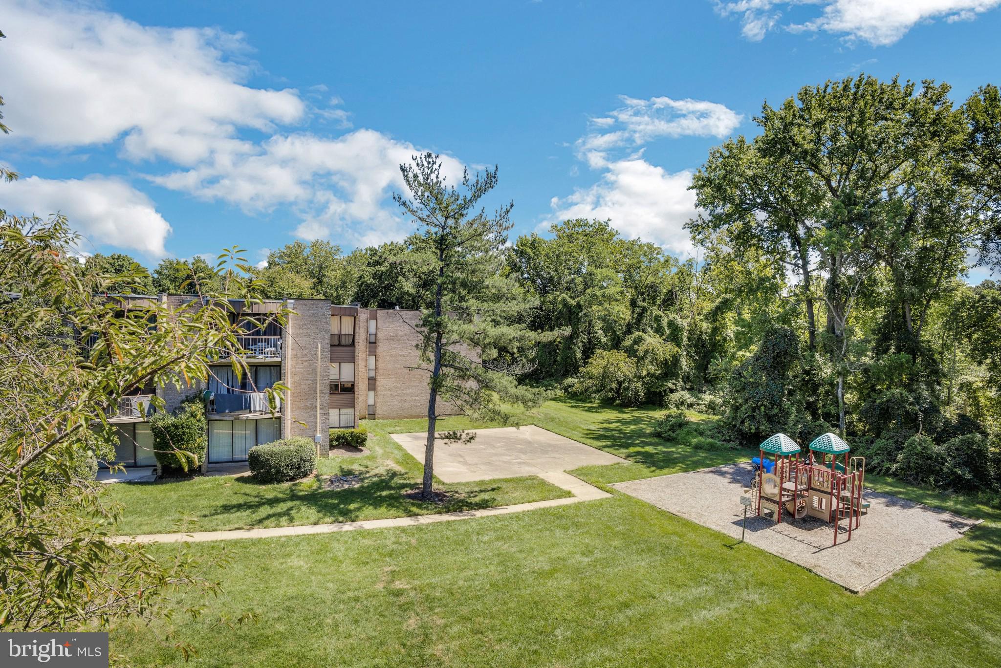 HUNTLEY SQUARE CONDOMINIUMS - Residential