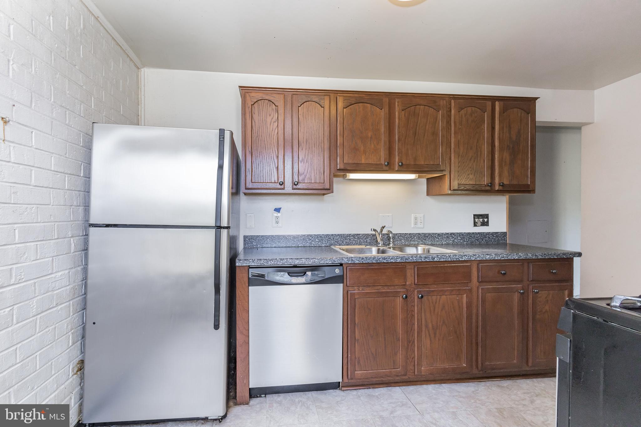 HUNTLEY SQUARE CONDOMINIUMS - Residential