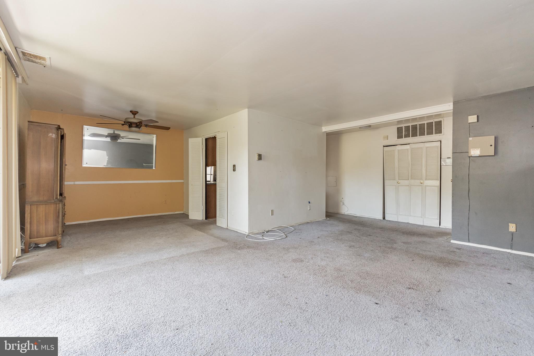 HUNTLEY SQUARE CONDOMINIUMS - Residential