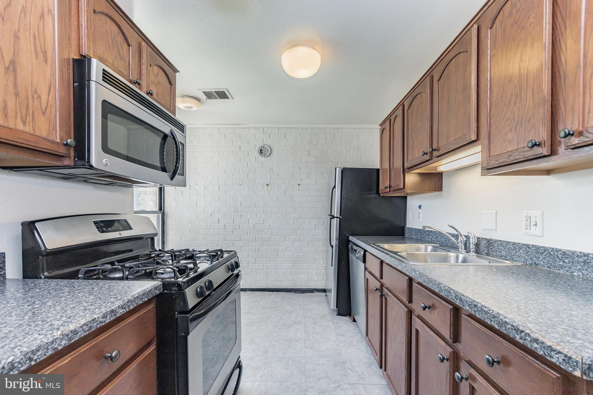 HUNTLEY SQUARE CONDOMINIUMS - Residential