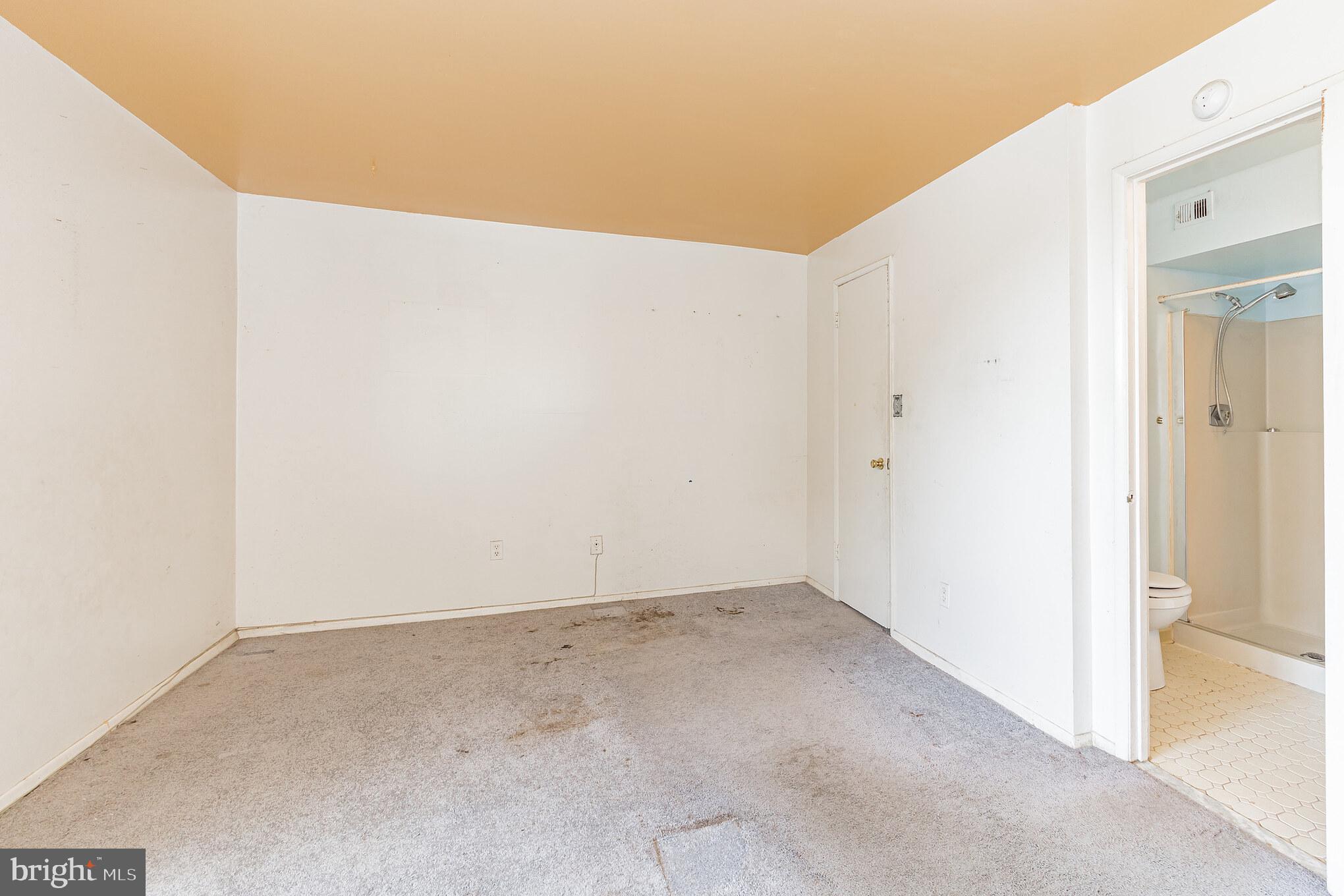 HUNTLEY SQUARE CONDOMINIUMS - Residential