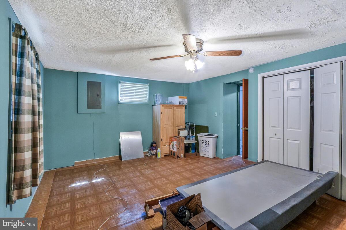 CHRIS MAR MANOR - Residential