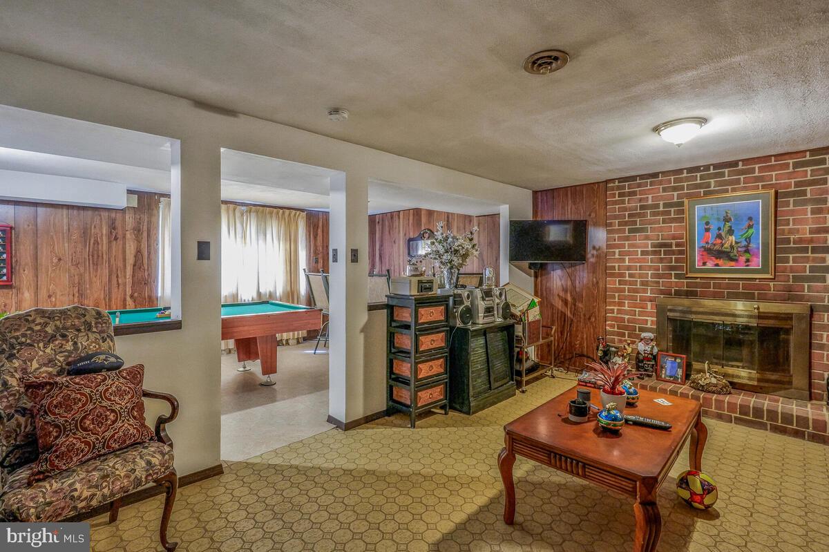 CHRIS MAR MANOR - Residential