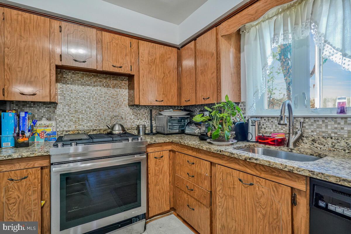 CHRIS MAR MANOR - Residential