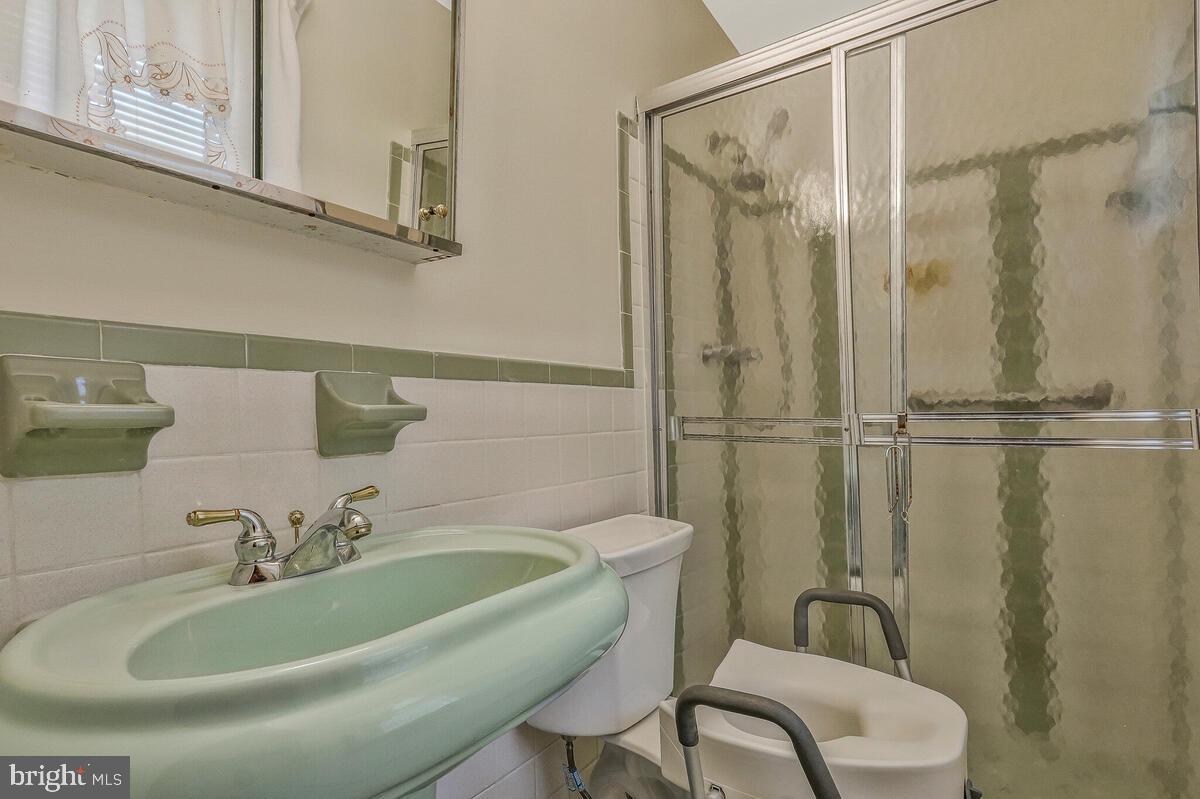 CHRIS MAR MANOR - Residential