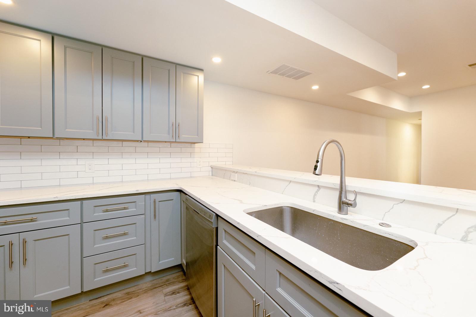 EAST KENSINGTON - Residential Income