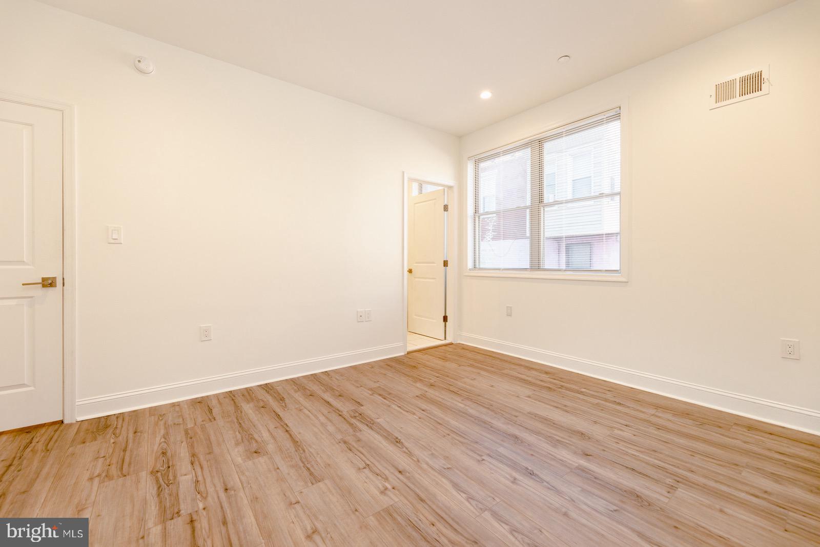 EAST KENSINGTON - Residential Income