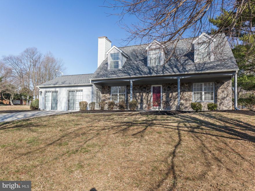 Unique floor plan with a main level master bedroom, 2 bdrms upper, 2 full & 2 half baths,family room, loft, fully finished basement & exercise room and it's on a large corner lot. You will absolutely love this floor plan. Conveniently located to Fed Ex Field, Six Flags, Prince George's Community College, MGM Casino and The National Harbor. 2-10 Home Warranty included.