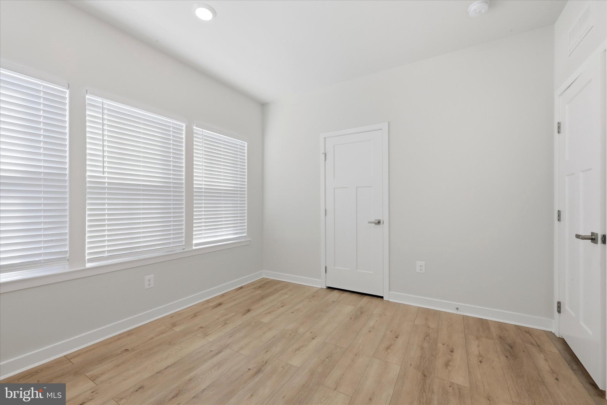 PONDS EDGE - Residential