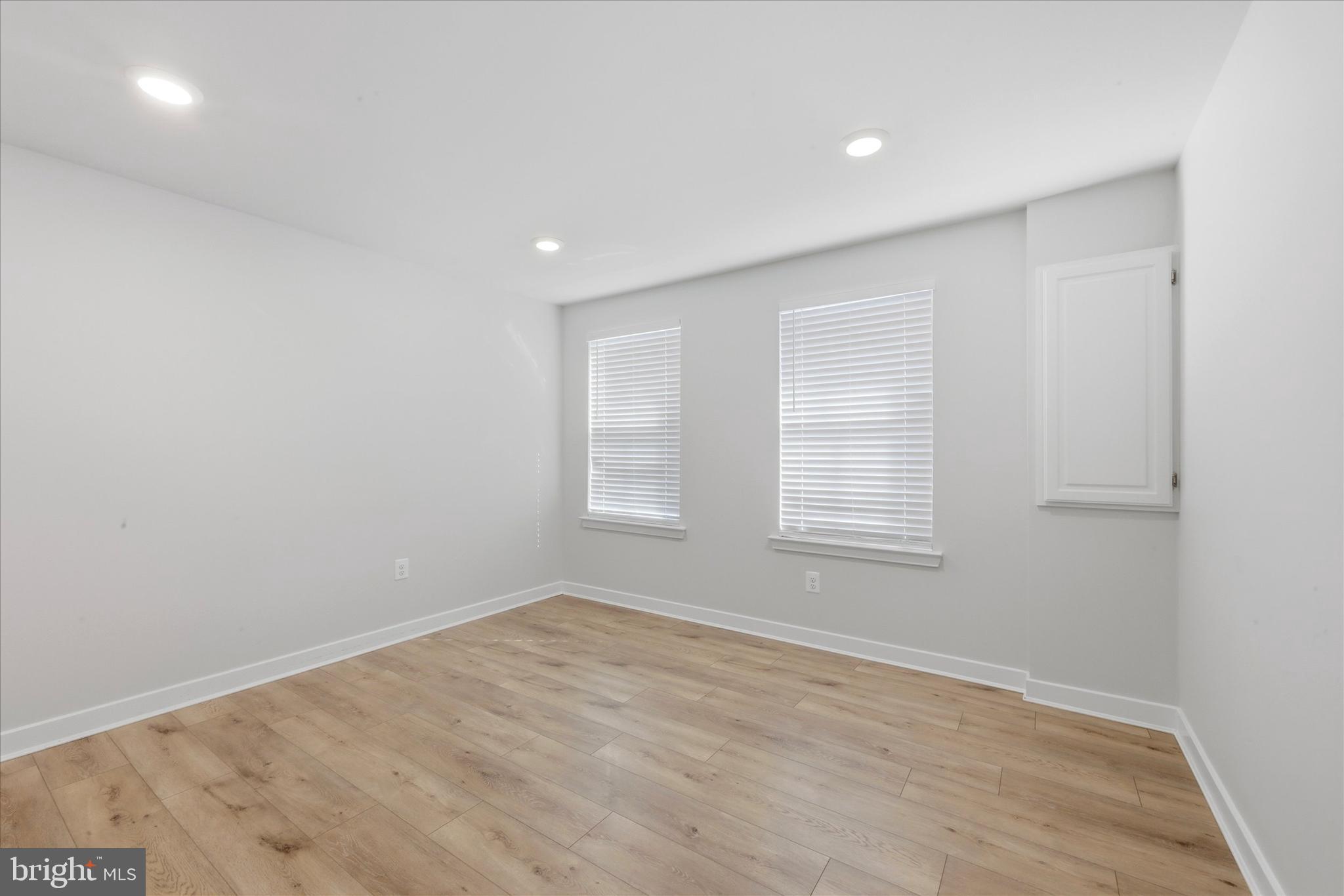 PONDS EDGE - Residential