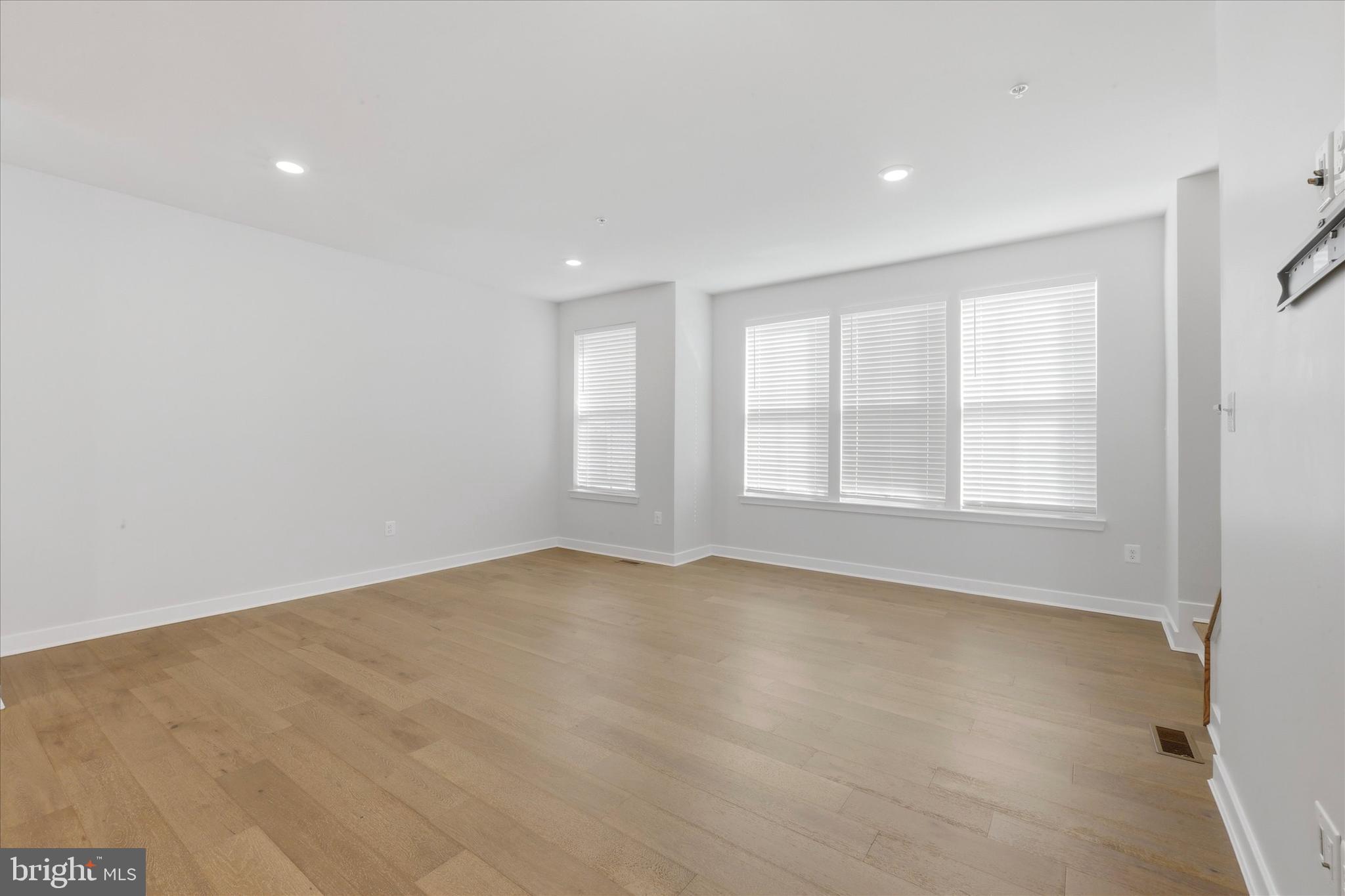 PONDS EDGE - Residential