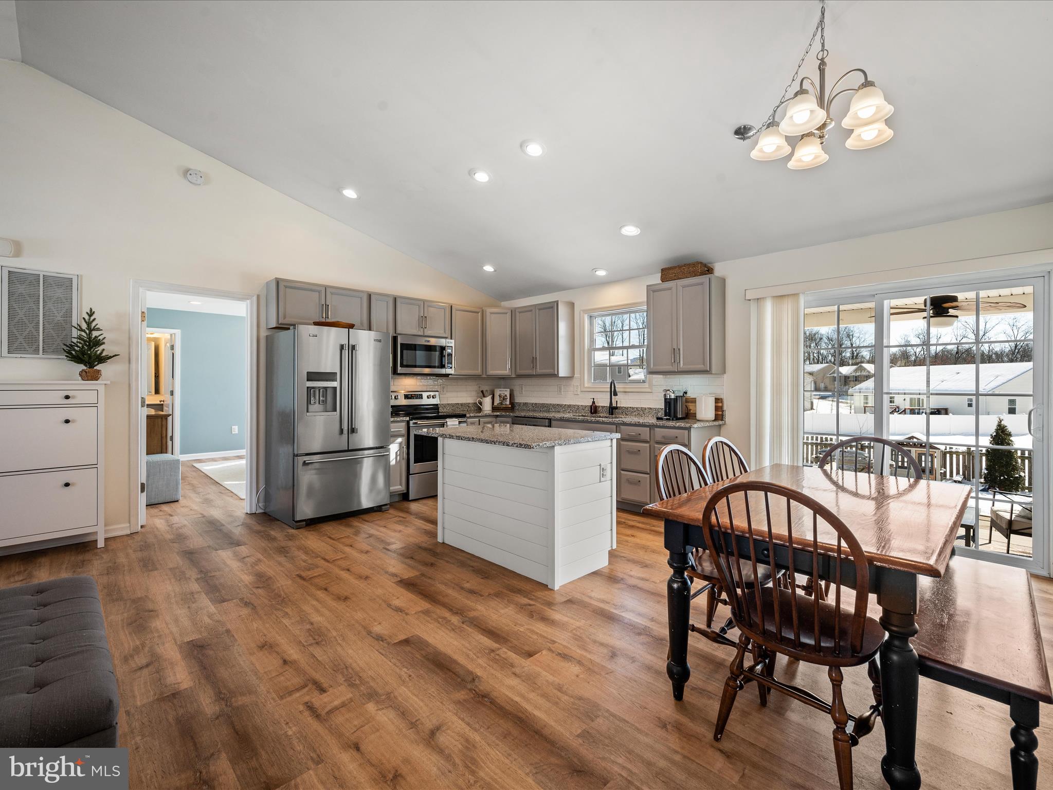 MIDDLE CREEK MANOR - Residential