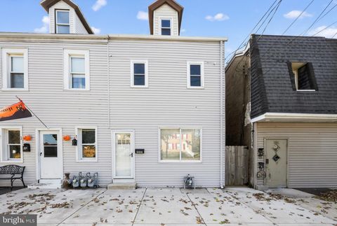 Townhouse For Sale - 222 Market Street<br/> MARCUS HOOK, PA 19061
