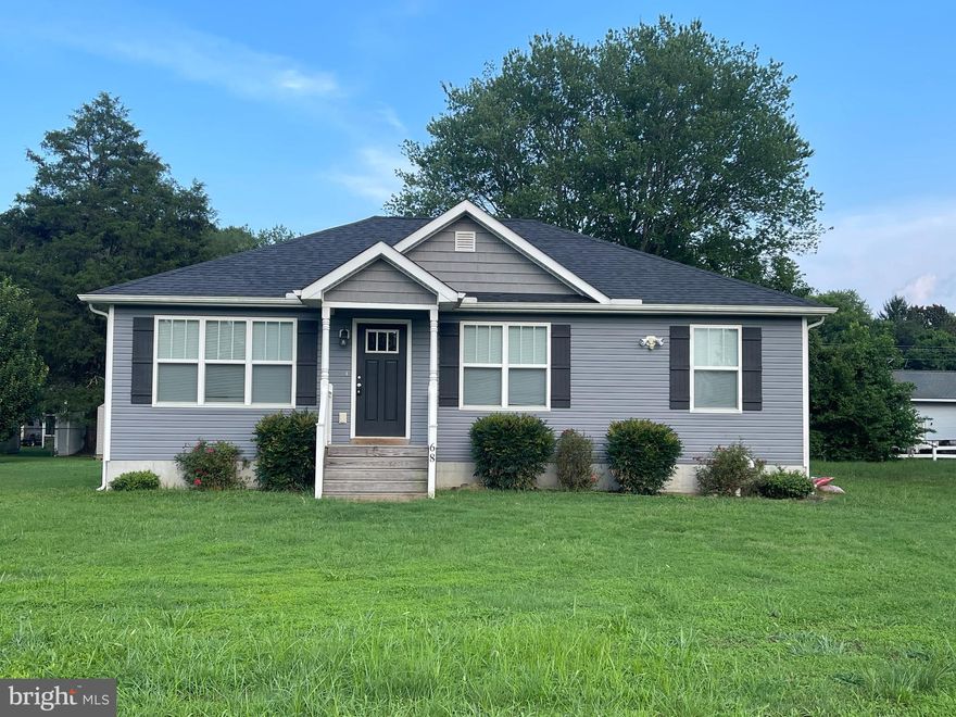 3 bed 2 bath home.   Easy commute to  Dahlgren, Fredericksburg or Tappahannock.   Great Water oriented community.     Landlord will pay the monthly sewer fee.   NO smoking, vaping or pets on the premises.     
Owner is  licensed agent.    Contact a tenant representative agent for representation, access, viewing and application

$50 non refundable application fee for everyone over 18 occupying residence.   preferred credit score of 645,  income 3X monthly income.   no prior evictions   

Photos are from prior  occupancy