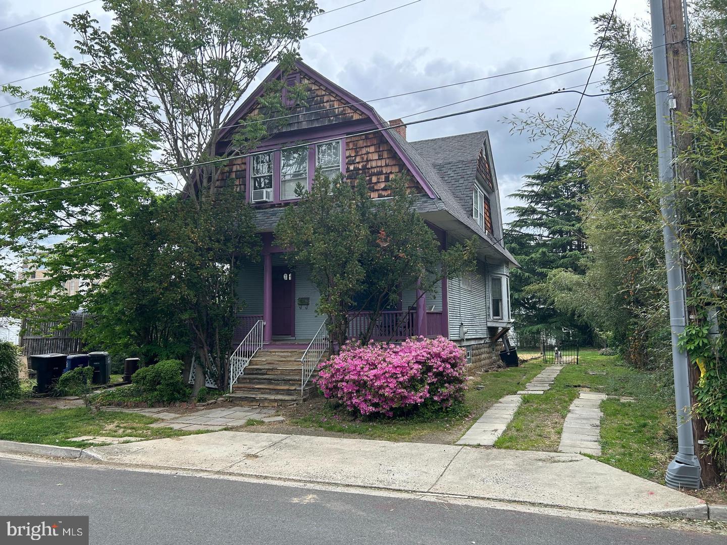 923 N IVY STREET