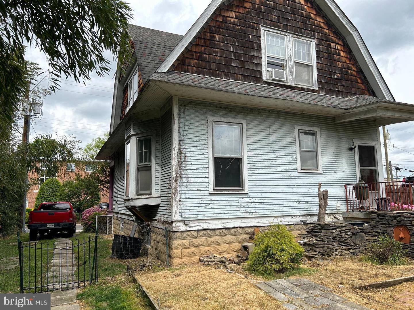 923 N IVY STREET