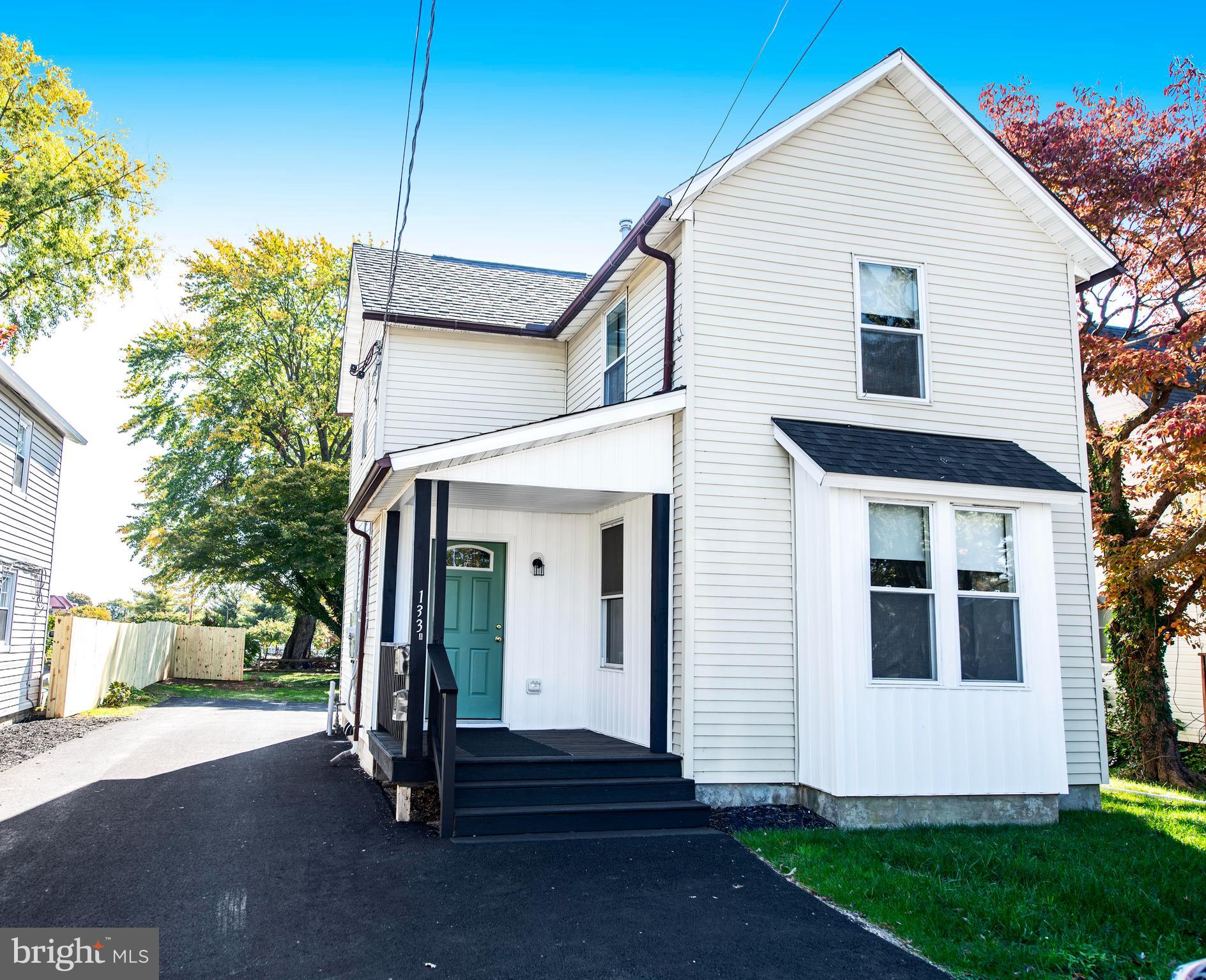 This 2nd floor unit is fully remodeled including appliances, flooring and HVAC.
Features include a Gourmet Kitchen with Granite Counters, One Bedroom with walk in closet, Living Room, Full Bath with Walk -In Shower and Stacked Washer and Dryer. Covered Front Porch Entrance. Great location within walking distance to all Restaurants, Bars and Shopping.