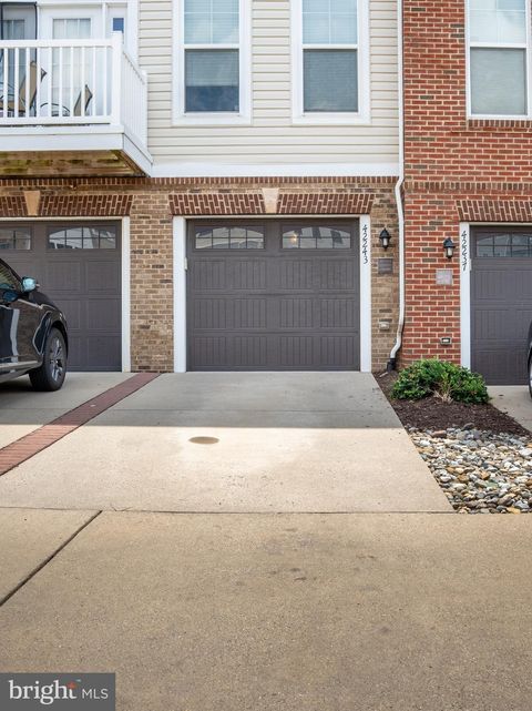 Townhouse For Rent - 42243 Canary Grass Square<br/> ALDIE, VA 20105