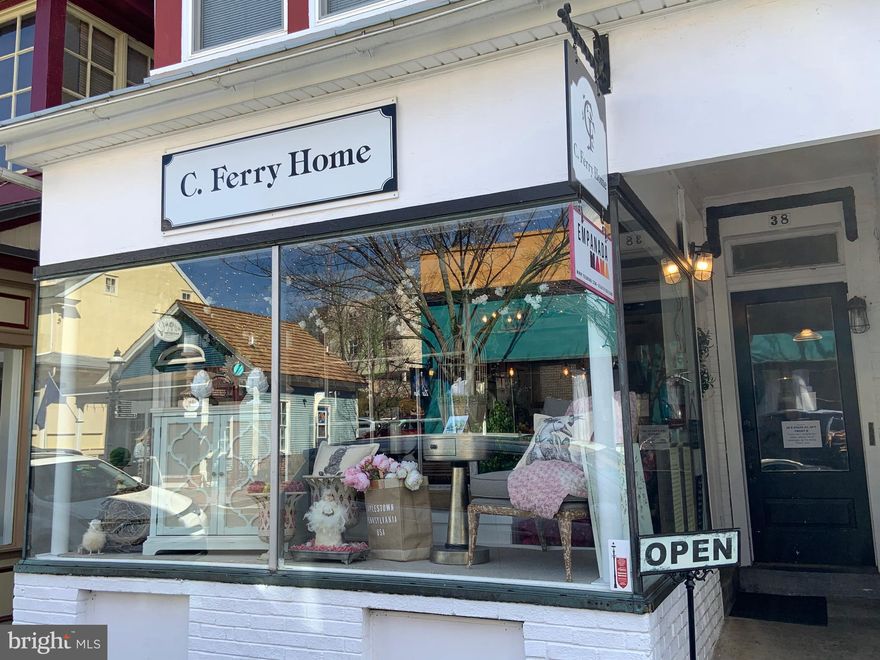 This 1 bedroom, 2nd floor apartment is located in the heart of Doylestown Borough.    Walking distance to shopping, restaurants & much more.