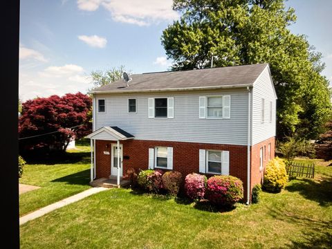 Photo of 2033 Maynard Drive, FALLS CHURCH, VA 22043 (MLS # VAFX2306478)
