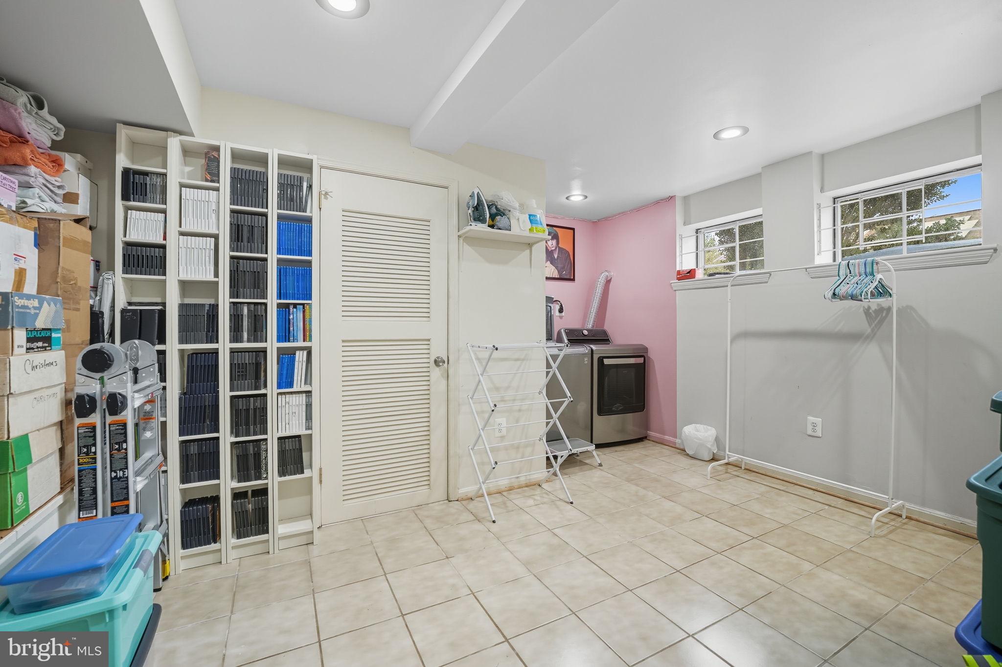 SARATOGA TOWNHOUSES - Residential