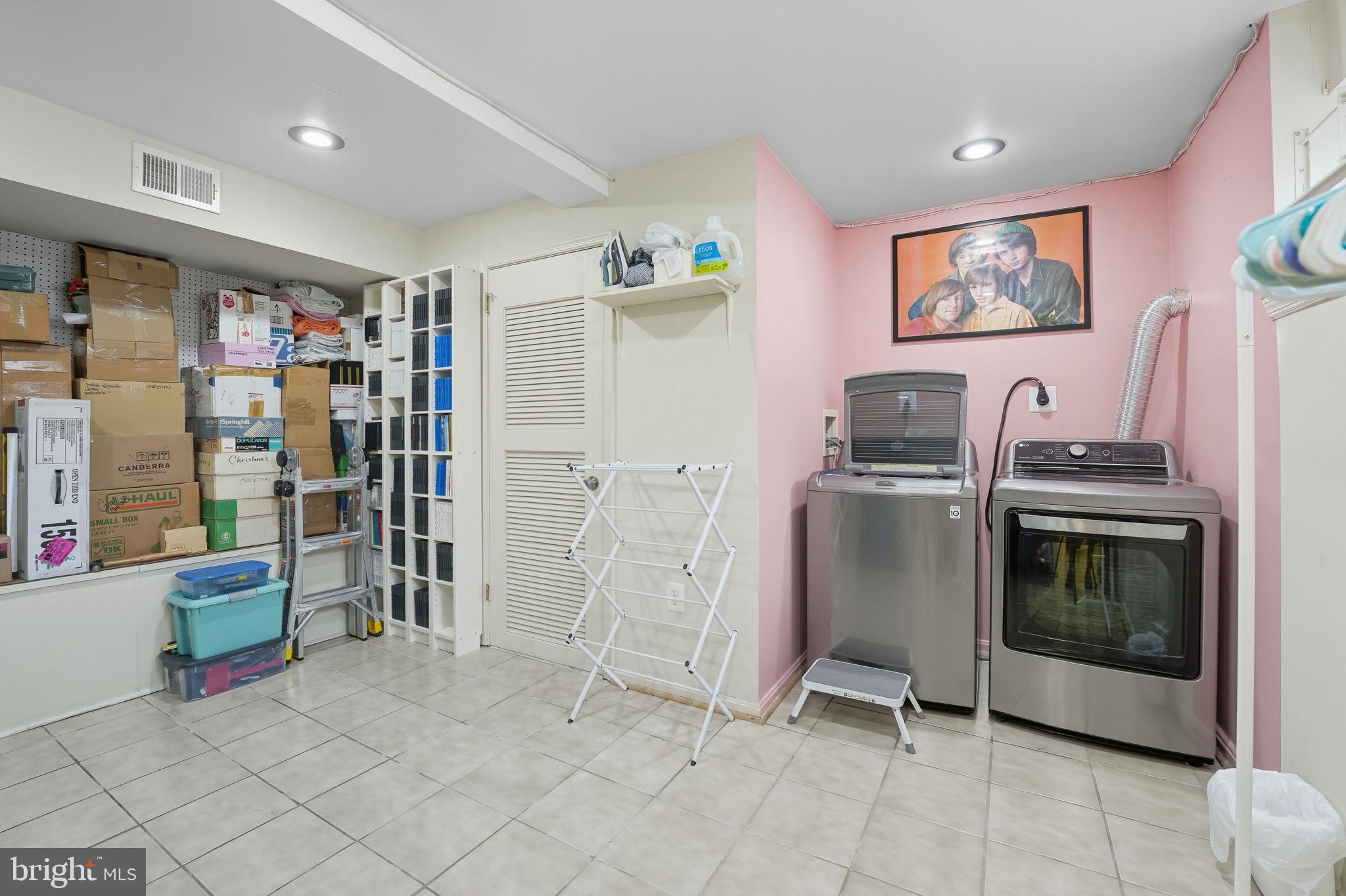 SARATOGA TOWNHOUSES - Residential