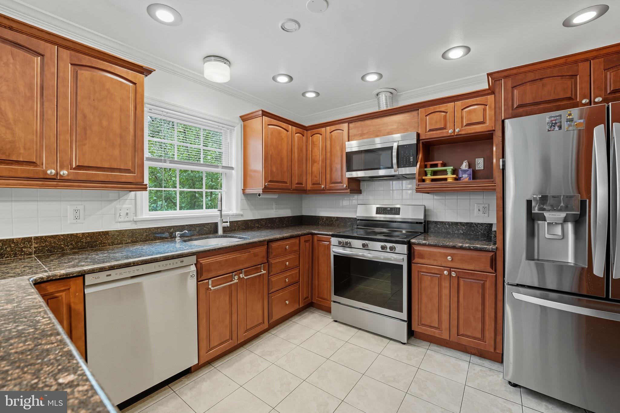 SARATOGA TOWNHOUSES - Residential