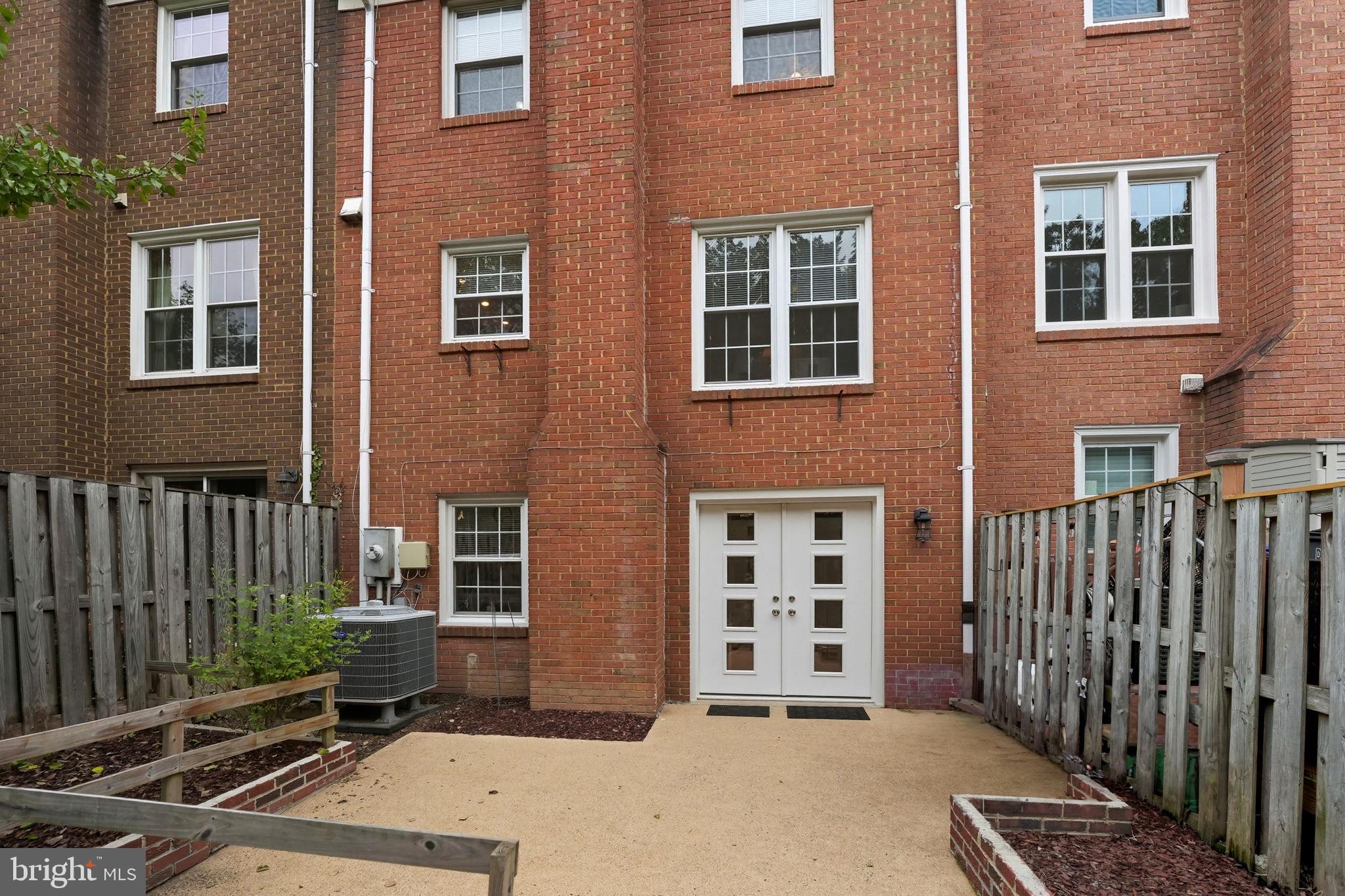 SARATOGA TOWNHOUSES - Residential