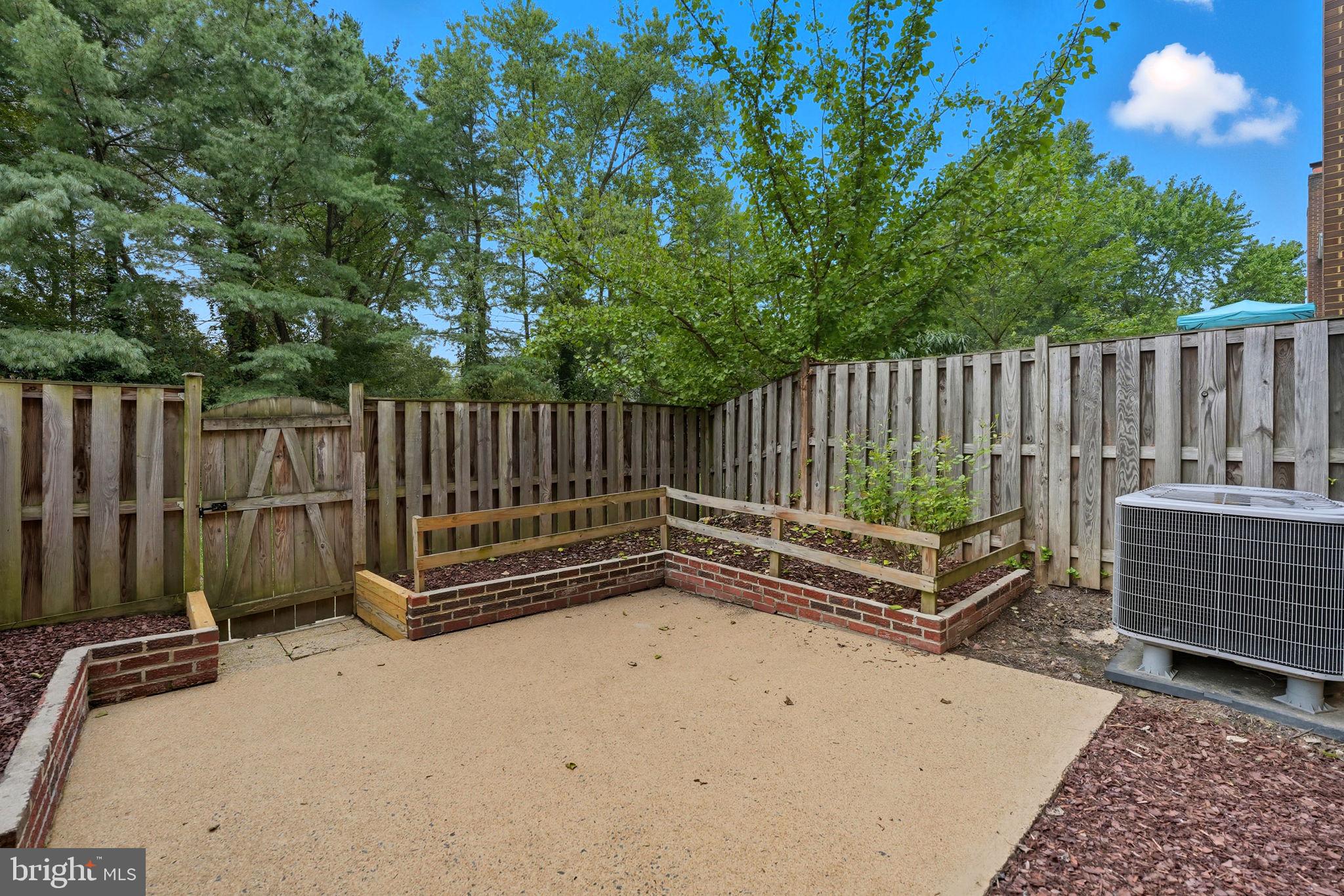 SARATOGA TOWNHOUSES - Residential