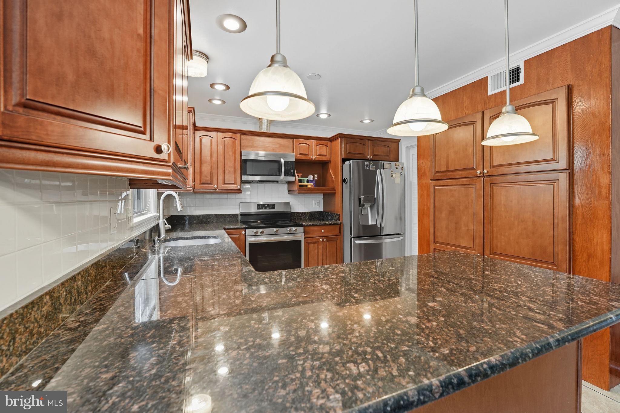 SARATOGA TOWNHOUSES - Residential