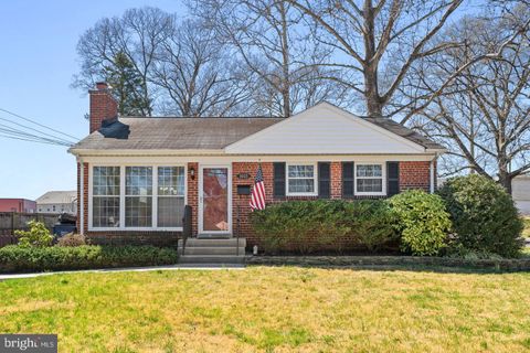 Photo of 1603 Woodside Drive, WOODBRIDGE, VA 22191 (MLS # VAPW2116254)